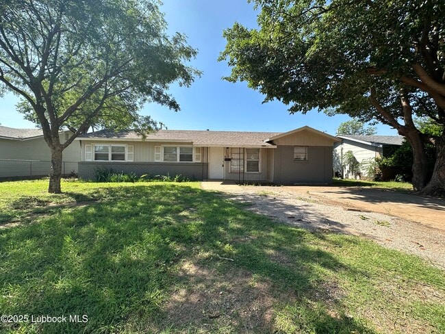 2612 E Auburn St in Lubbock, TX - Foto de edificio - Building Photo