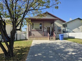 9628-9698 98 St in Fort St John, BC - Building Photo