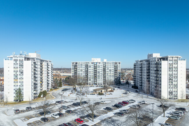 Highland Towers in Niles, IL - Building Photo - Building Photo