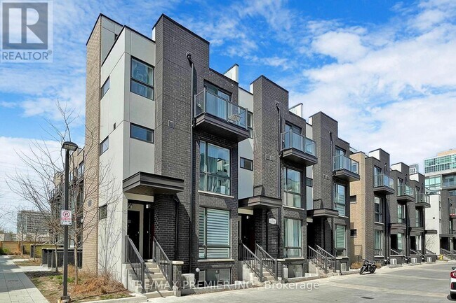 32 Fieldway Rd in Toronto, ON - Building Photo - Building Photo