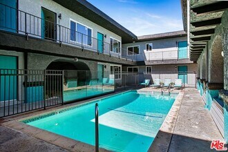 6640 Woodley Ave in Los Angeles, CA - Building Photo - Building Photo