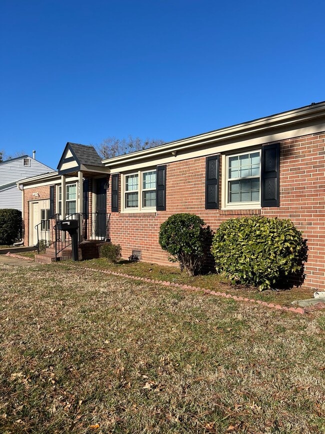 8530 Orcutt Ave in Newport News, VA - Foto de edificio - Building Photo
