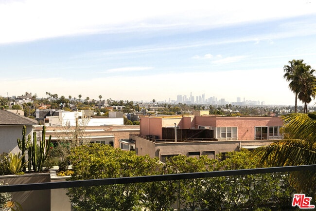 8420 W Sunset Blvd in West Hollywood, CA - Building Photo - Building Photo