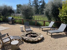 1077 Valley View St in St Helena, CA - Building Photo