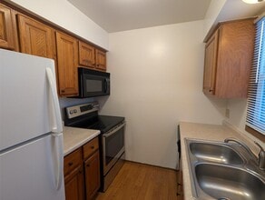 1408 E Sunset Dr in Waukesha, WI - Building Photo - Building Photo