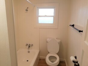 4566 Virginia Ave-Unit -4566 in Oroville, CA - Foto de edificio - Building Photo