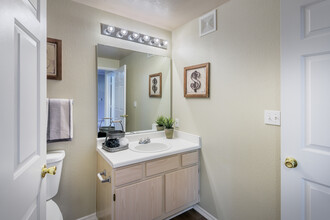 Montclair Parc Apartments in Oklahoma City, OK - Building Photo - Building Photo