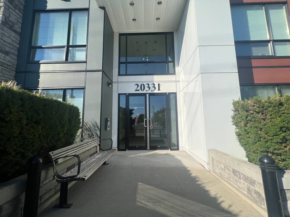 20331 Dewdney Trunk Rd in Maple Ridge, BC - Building Photo