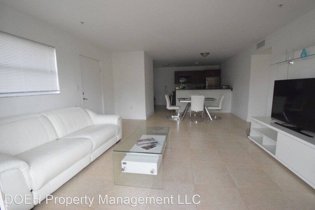 4137 Stirling Rd in Fort Lauderdale, FL - Building Photo