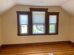 136 Broadway, Unit 3 in Arlington, MA - Foto de edificio - Building Photo