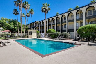 Paradise Royale in Las Vegas, NV - Foto de edificio - Building Photo