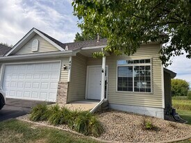 402 Creekside Dr in Buffalo, MN - Building Photo