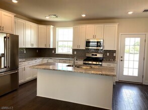 18 Colgate Dr in Morristown, NJ - Building Photo - Building Photo