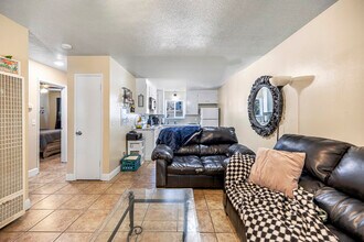 140 Santa Barbara Ave in Modesto, CA - Foto de edificio - Interior Photo