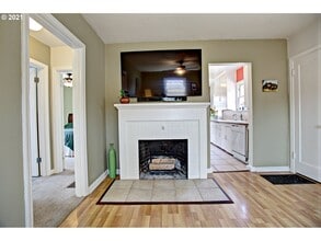 8124 SE Market St in Portland, OR - Building Photo - Building Photo