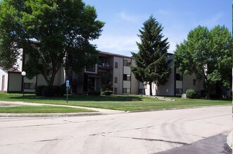 Washington Place Apartments in Clinton Township, MI - Foto de edificio - Building Photo