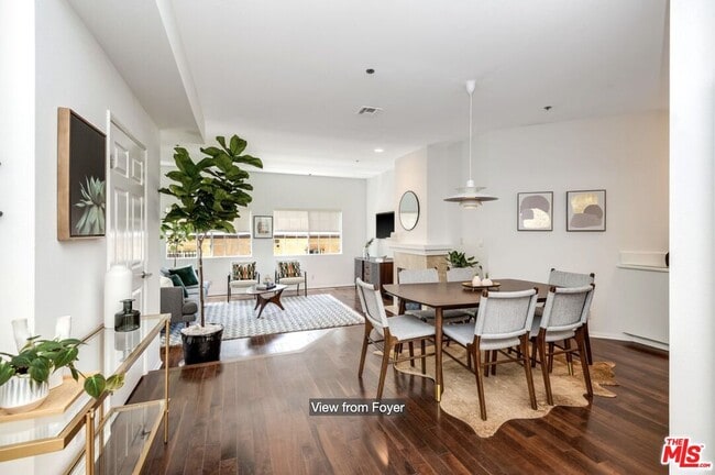 property at 850 N Poinsettia Pl