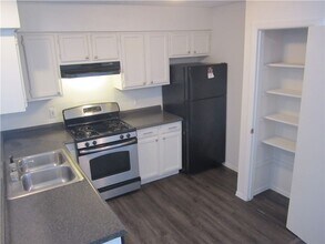 2213 Yellow Jacket Ln in Austin, TX - Foto de edificio - Building Photo