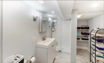 53 Grove St, Unit B in Boston, MA - Building Photo - Building Photo