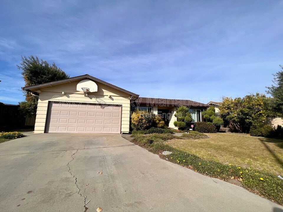 1221 La Canada Way in Salinas, CA - Building Photo