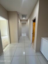 1233 Wellington Dr in Palmdale, CA - Foto de edificio - Building Photo