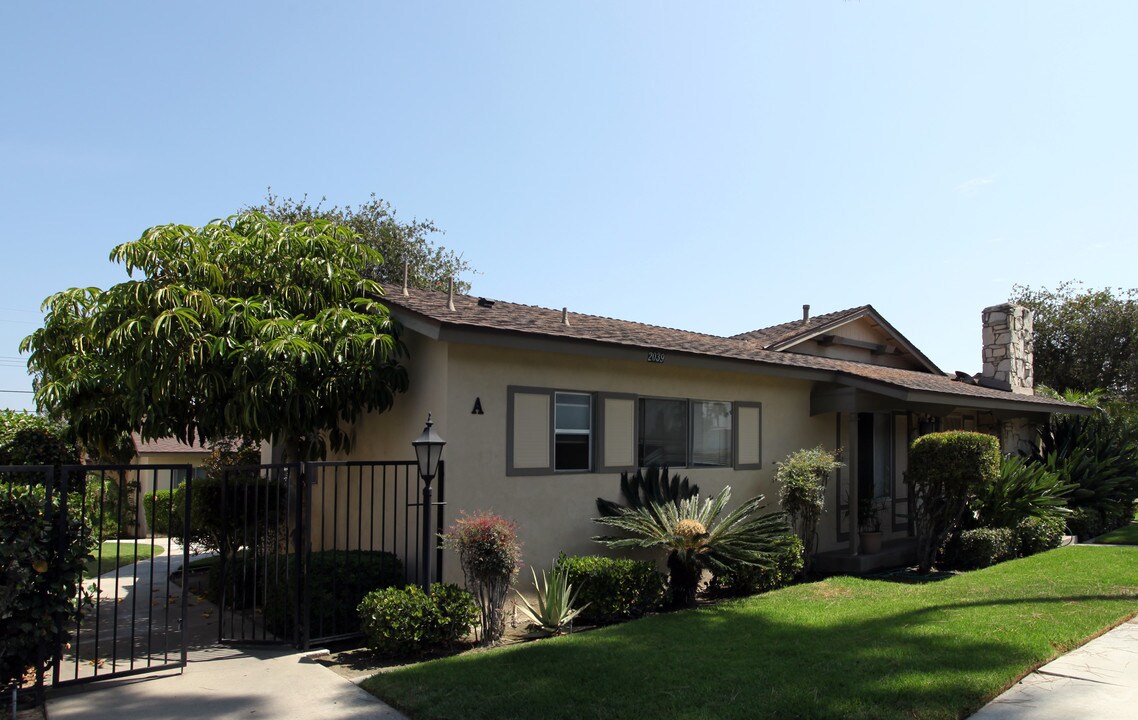 2039 E Almont St in Anaheim, CA - Building Photo