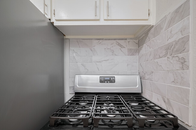 Mangum Oaks in Houston, TX - Building Photo - Building Photo