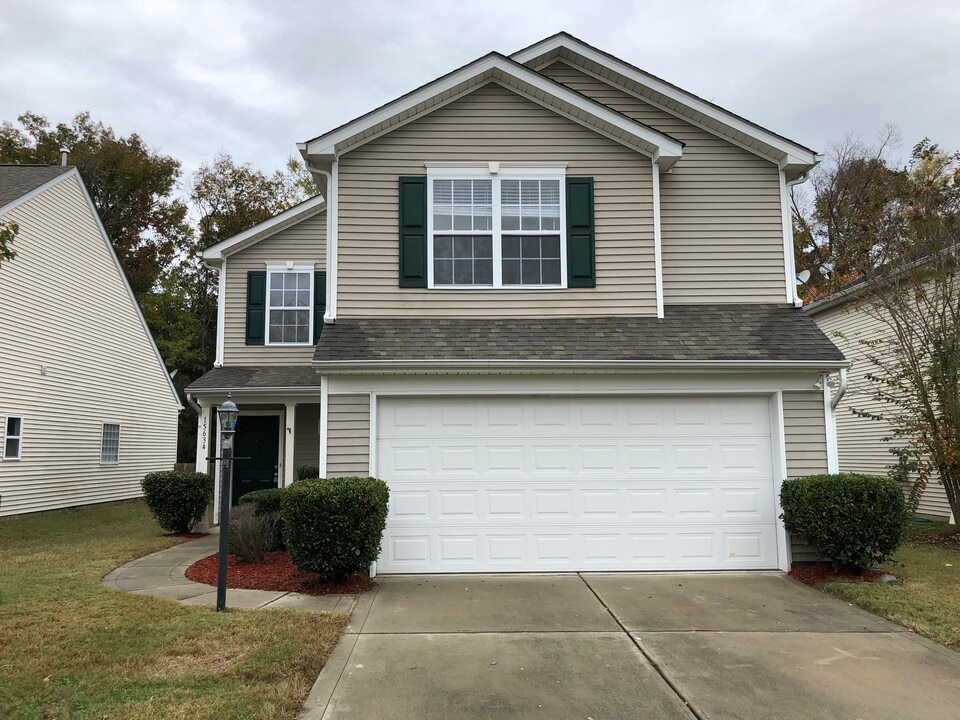 15634 Lakepoint Forest Dr in Charlotte, NC - Building Photo