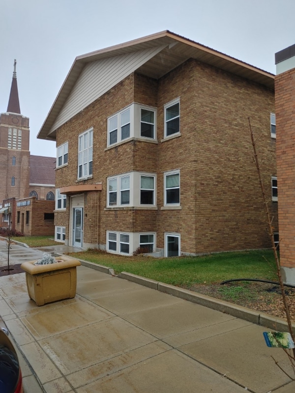 220 4th St NE in Staples, MN - Foto de edificio - Building Photo