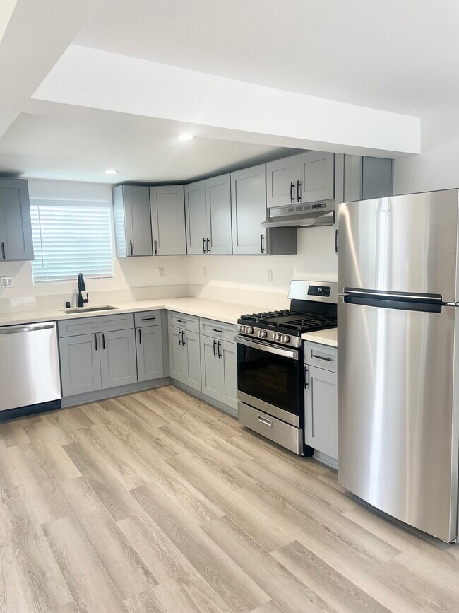 1121 9th St in Manhattan Beach, CA - Building Photo - Building Photo