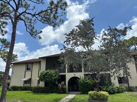 335 Knotty Pine Cir in Greenacres, FL - Building Photo