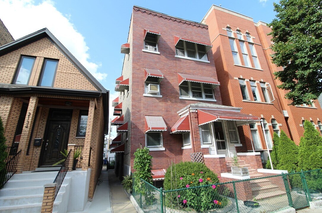 2132 W Walton St in Chicago, IL - Building Photo