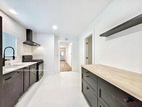 3046 Guirado St in Los Angeles, CA - Building Photo - Building Photo