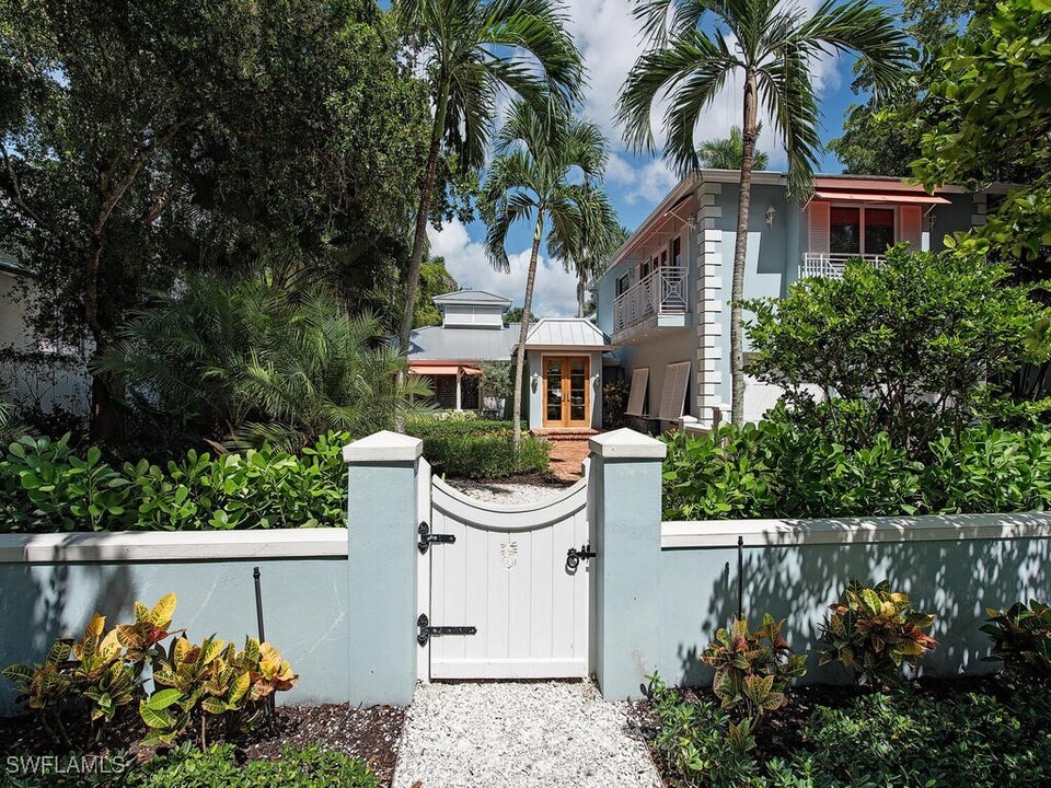 195 2nd Ave N in Naples, FL - Building Photo