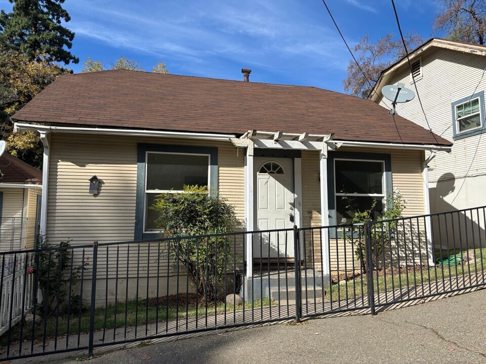 2896 Coloma St in Placerville, CA - Foto de edificio