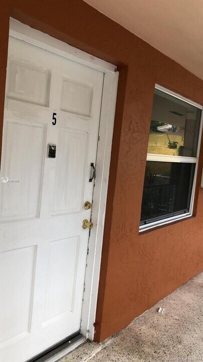 1029 NW 5th St-Unit -5 in Miami, FL - Foto de edificio