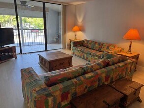 16300 Golf Club Rd in Weston, FL - Foto de edificio - Building Photo