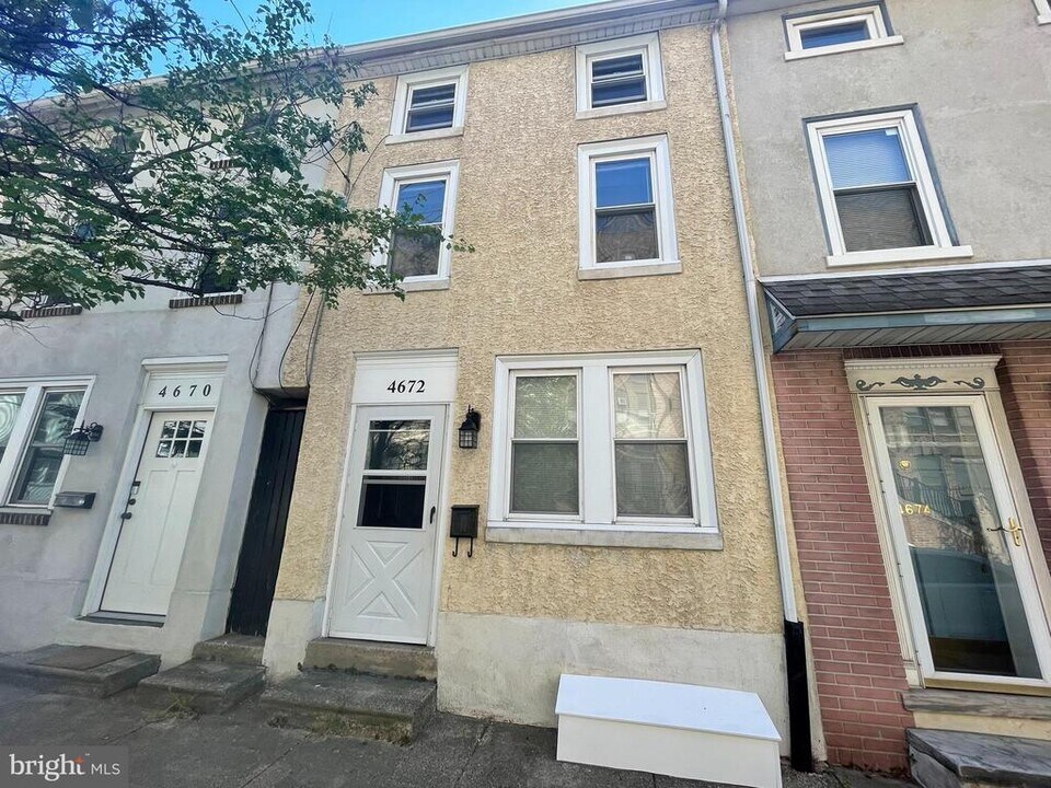 4672 Umbria St in Philadelphia, PA - Building Photo