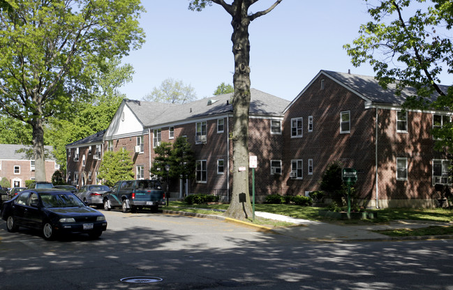 Millbrook Apartments in Great Neck, NY - Foto de edificio - Building Photo