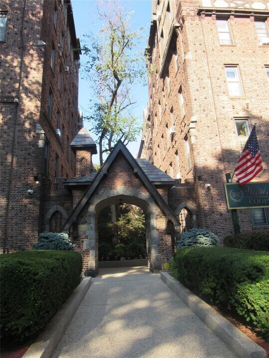 8315 116th St in New York, NY - Foto de edificio