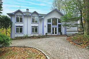 27 Sky Meadow Rd in Suffern, NY - Building Photo