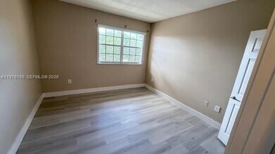 101 SW 117th Ave in Pembroke Pines, FL - Foto de edificio - Building Photo