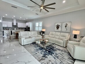 656 108th Ave N in Naples, FL - Foto de edificio - Building Photo