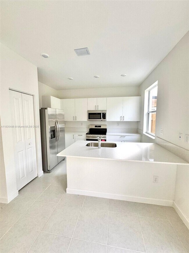 2877 SE 24th Ave in Homestead, FL - Building Photo - Building Photo