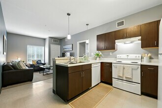 Frassati Hall-STUDENT Living in Jacksonville, FL - Foto de edificio - Building Photo