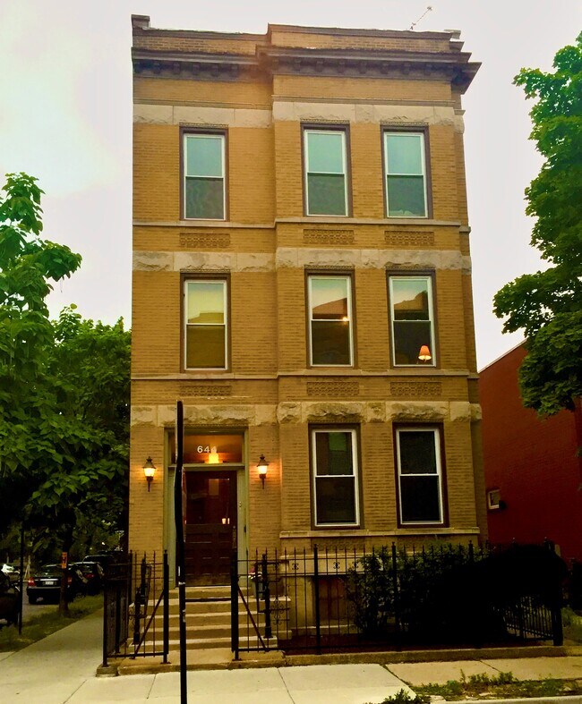 644 W Schubert Ave, Unit 3 Front in Chicago, IL - Foto de edificio - Building Photo