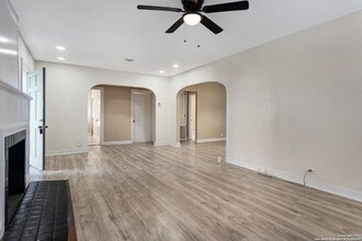 2228 W Huisache Ave in San Antonio, TX - Building Photo - Building Photo
