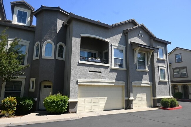 5542 Tares Cir in Elk Grove, CA - Building Photo - Building Photo