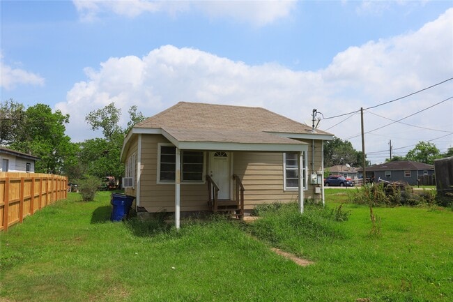 107 Prewitt Ln in West Columbia, TX - Building Photo - Building Photo