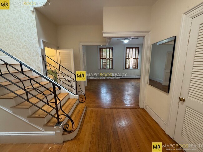1805 Beacon St, Unit 2 in Brookline, MA - Building Photo - Building Photo